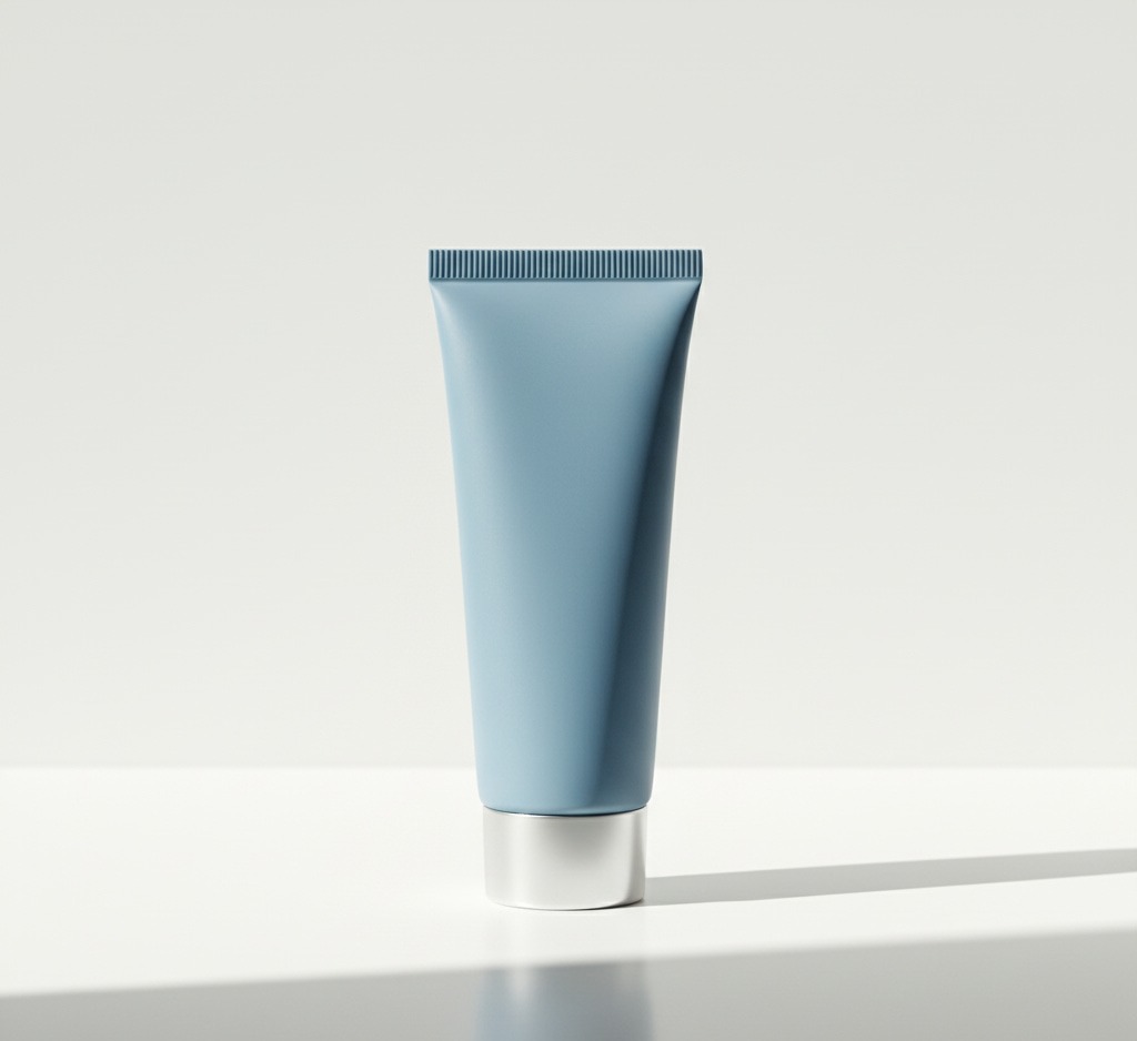 Foto de um cosmético de bisnaga azul com boa iluminação e fundo branco ilustrando como tirar foto de produtos para vender​