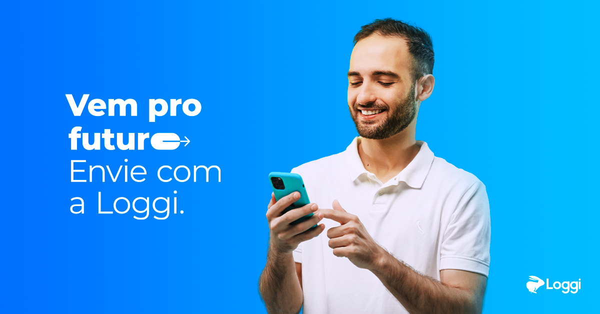 Um homem branco, de camisa branca polo e cabelos curtos, segura um celular que mostra a tela inicial do Loggi Fácil, o serviço feito para enviar encomenda para todo o Brasil