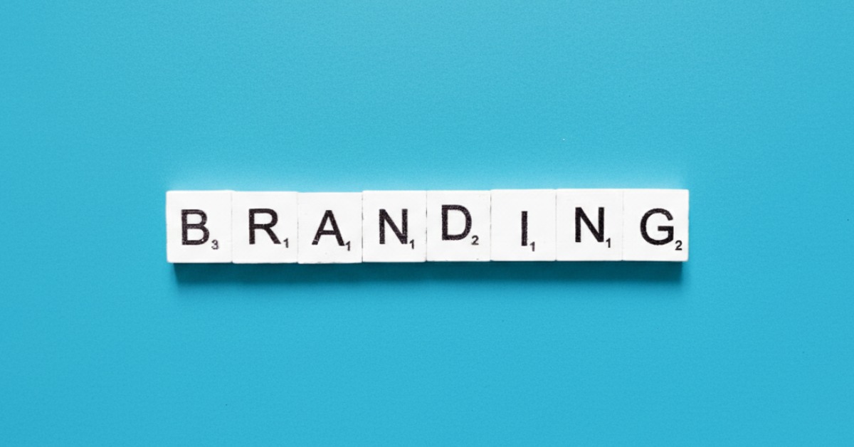 Palavra branding em peças de letras