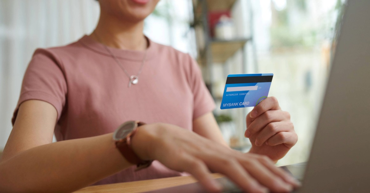 Cliente faz o pagamento via cartão em loja online representando meios de pagamento para loja virtual