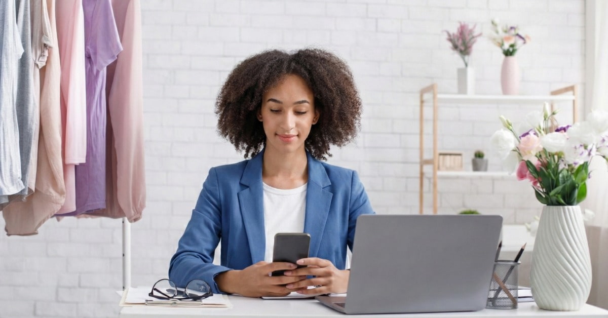 Empreendedora utilizando o celular representando como vender pelo whatsapp