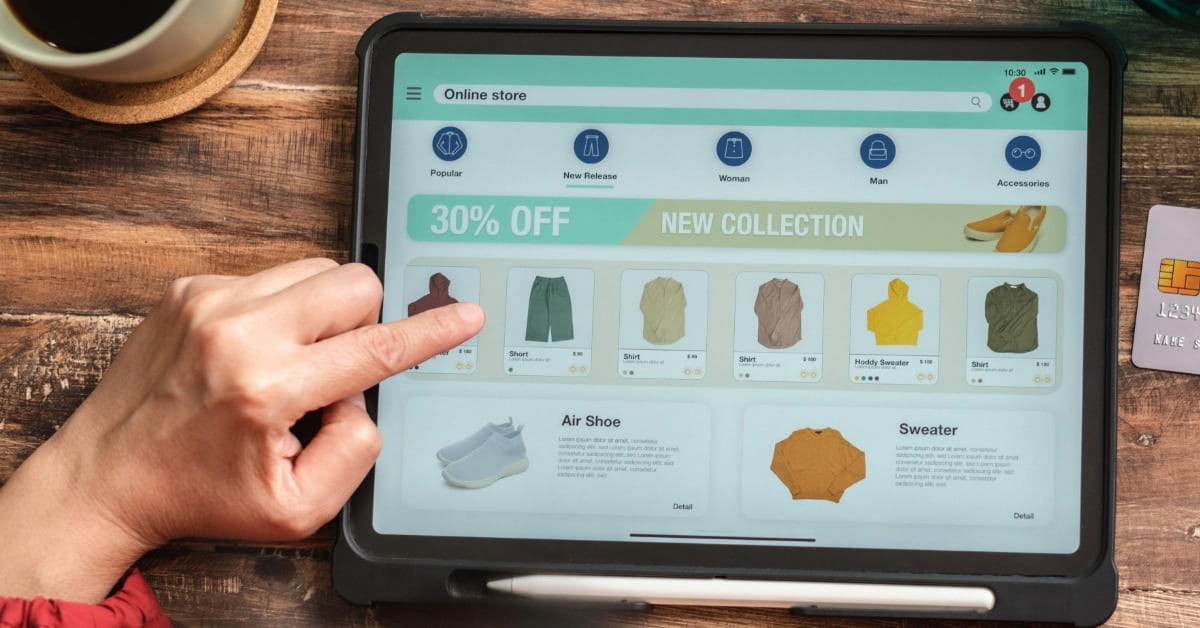 Tablet mostrando produtos em uma loja virtual representando descrição de produtos