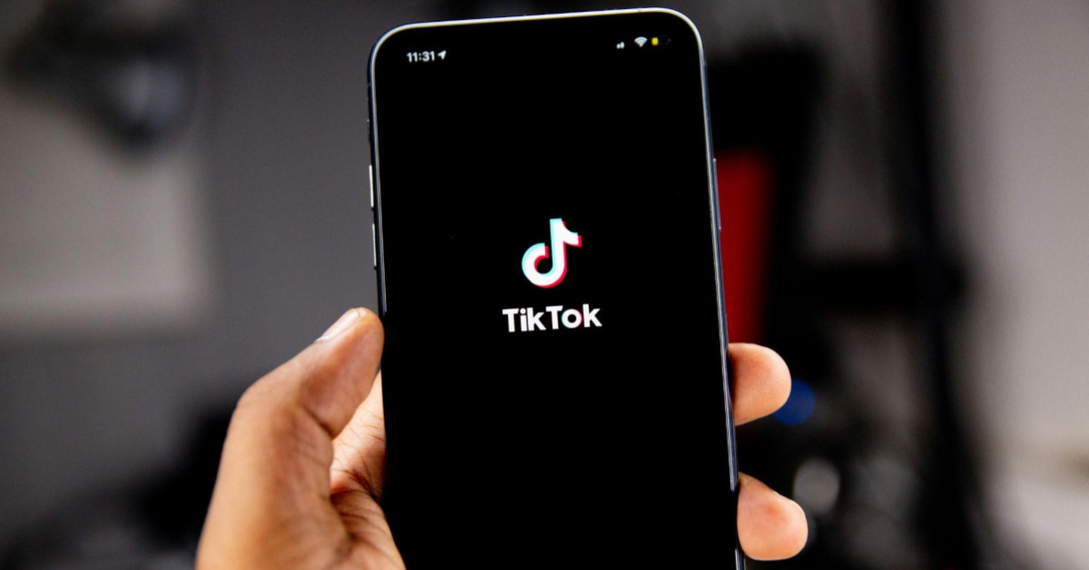 Mão mostrando o aplicativo TikTok. A imagem faz alusão ao artigo sobre como vender no tiktok
