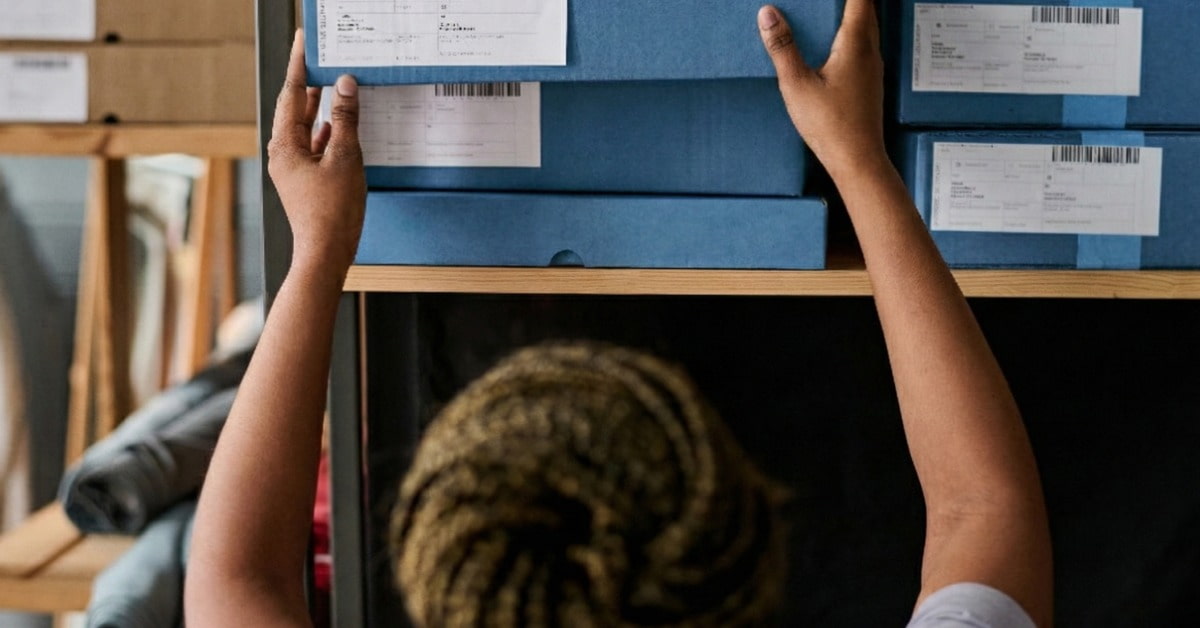 Empreendedora retira caixas do estoque representando o método fifo fefo e lifo