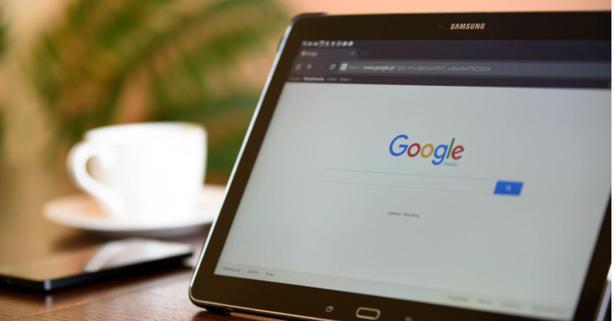 A imagem mostra um notebook ligado com a tela inicial do Google sendo mostrada, como se a pessoa fosse pesquisar pelo Google Trends.
