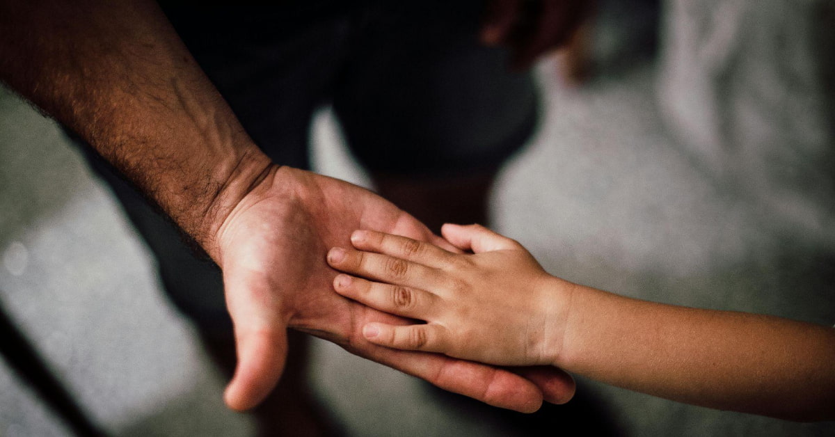 Mãos de pai e filho para exemplificar campanha dia dos pais