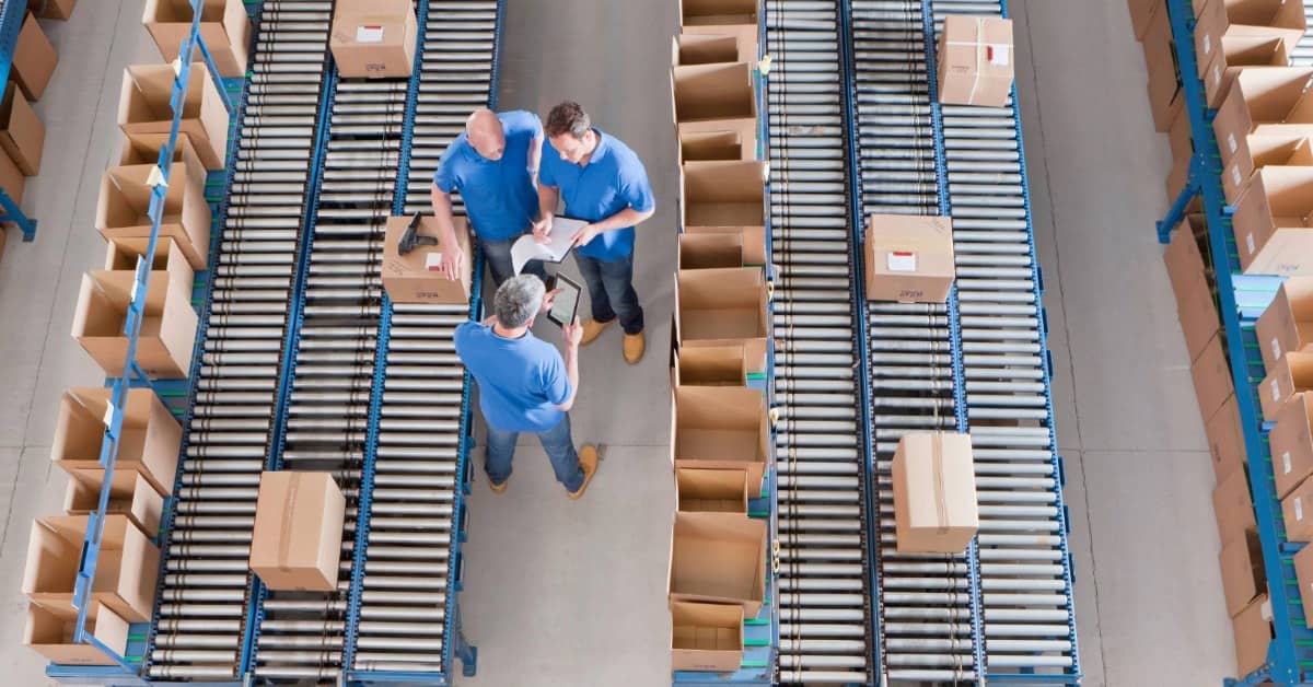 Funcionários executam o picking em armazém