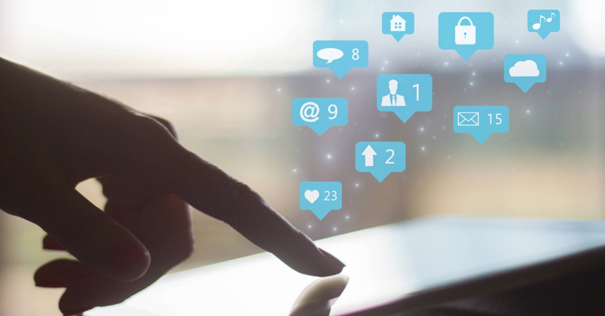 Pessoa interagindo com ícones de redes sociais e comunicação, representando estratégias de marketing digital