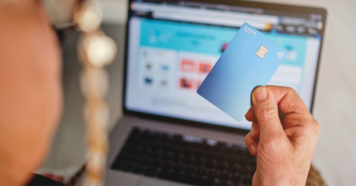 Cliente usando o cartão de crédito em loja virtual para fazer o pagamento no checkout transparente