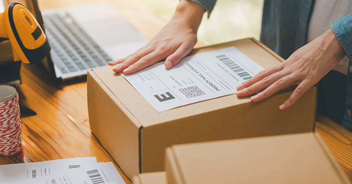 Caixa de encomenda pac com etiqueta de envio