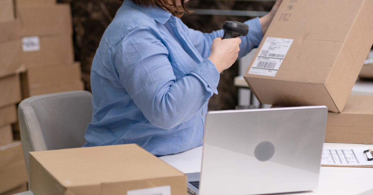 Atendente consultando objeto não encontrado na base de dados dos correios​