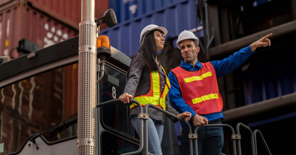 Operadores logísticos trabalhando e representando a logística 4.0