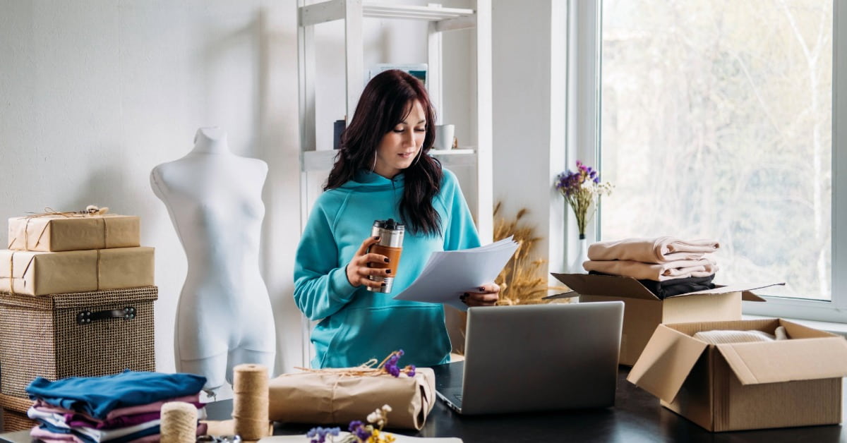 Empreendedora organizando pedidos e pensando em como aumentar as vendas online