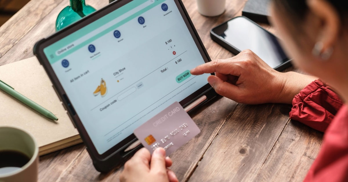 Cliente escolhendo formas de pagamento loja virtual em tablet com cartão de crédito