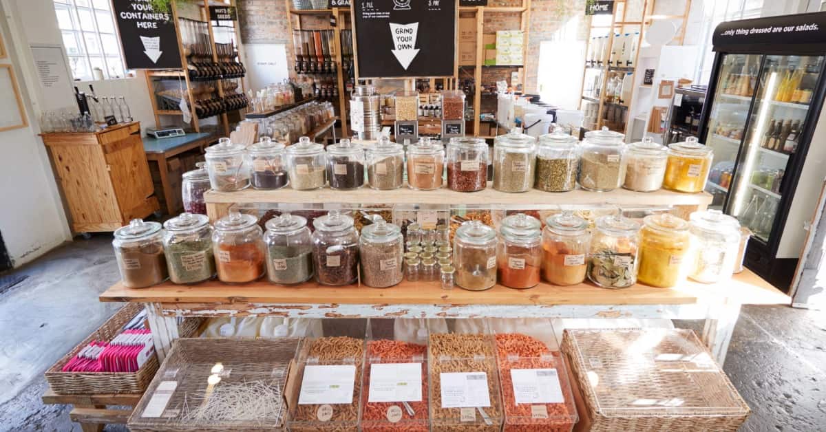Interior de loja a granel ilustrando como montar loja de produtos naturais