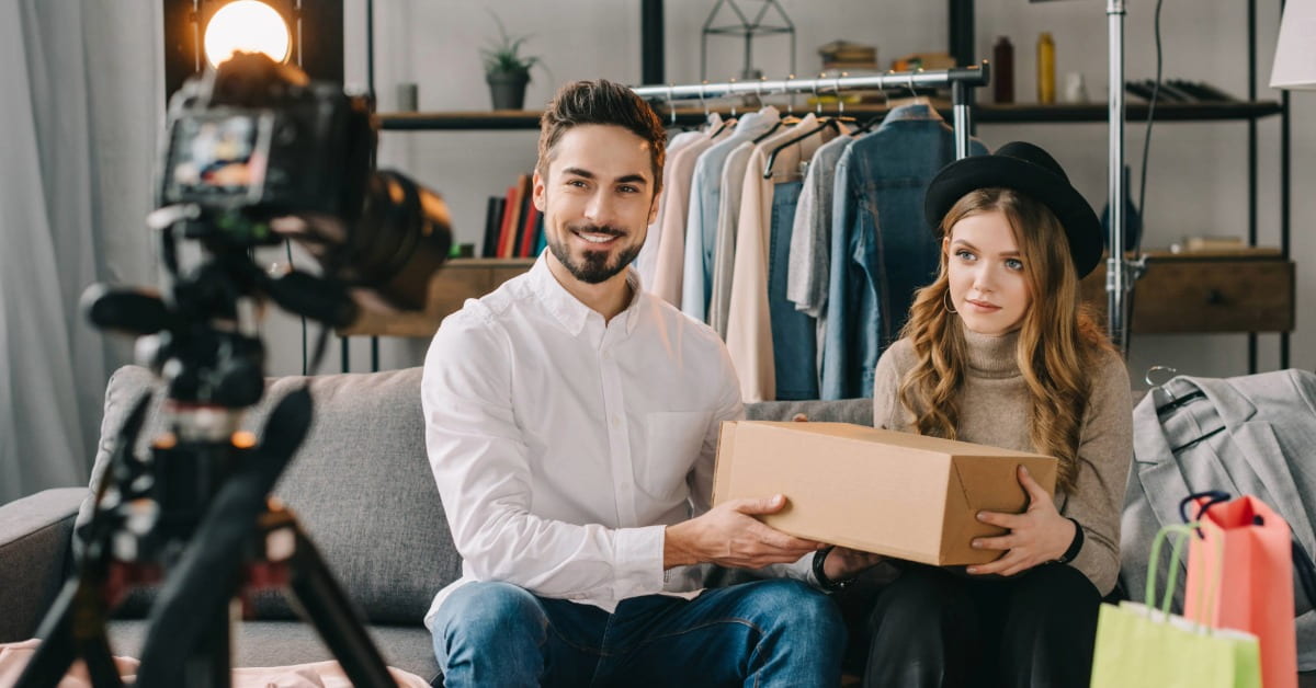 Dois empreendedores apresentando produtos na live commerce da marca