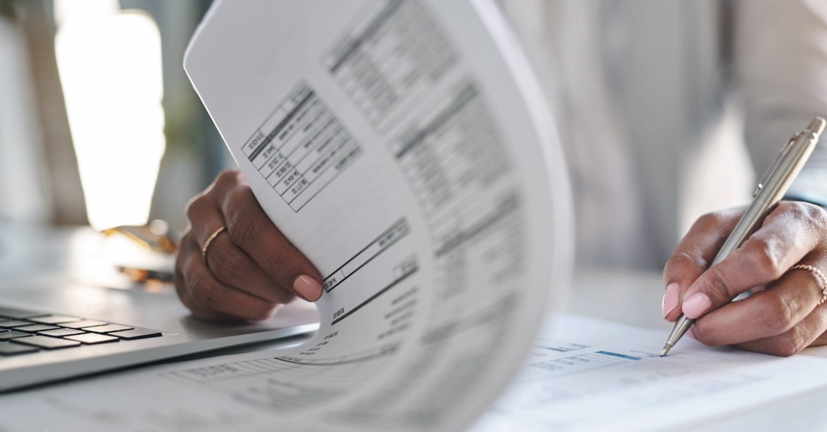 Mulher preenchendo papéis da empresa representando o que é simei