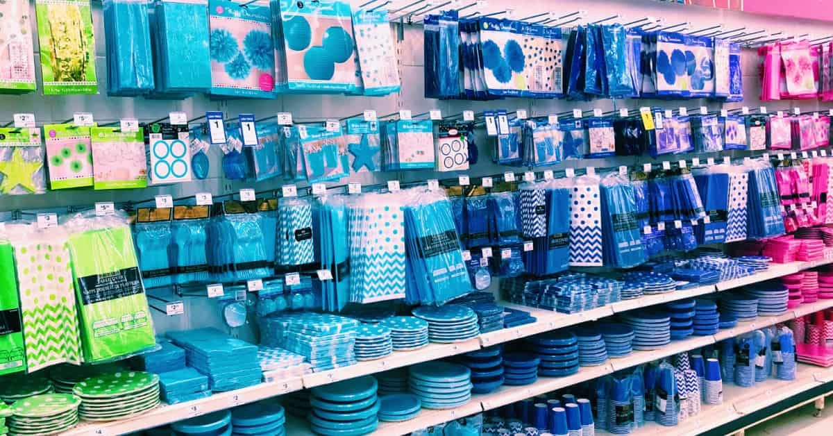 Mix de produtos em prateleira de loja