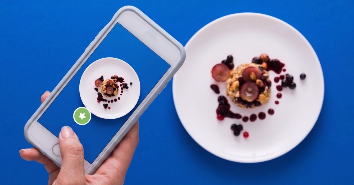 Vista de cima de uma pessoa tirando foto de prato de comida e publicando no close friends do instagram