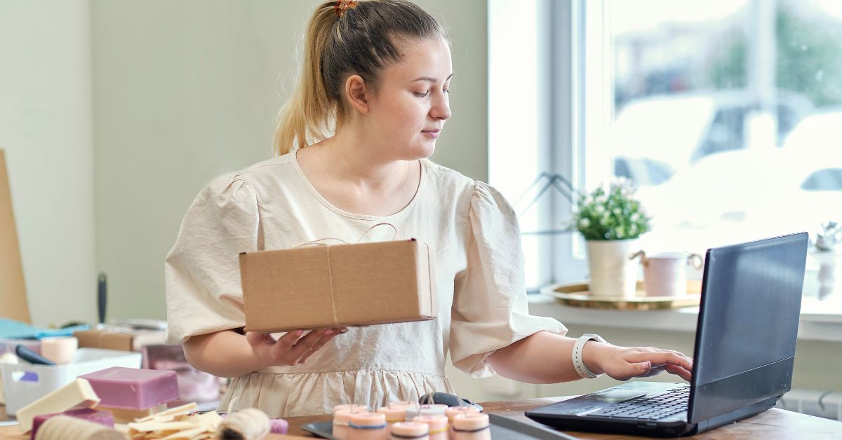 Mulher embala produtos de artesanato para vender na sua loja virtual
