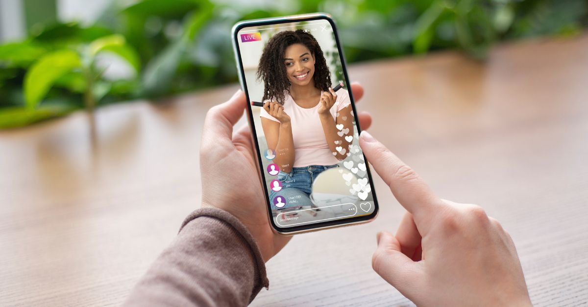 Pessoa assistindo conteúdo no celular sobre como viralizar no TikTok