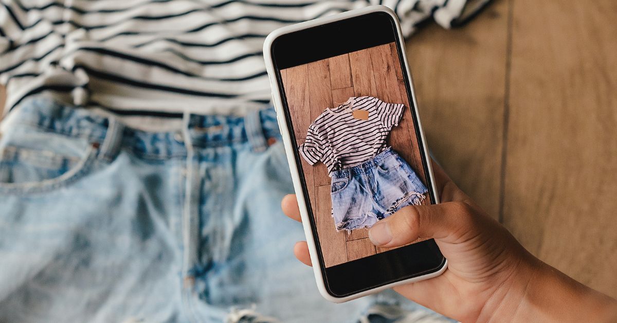 Pessoa tira foto de peças de roupa representando como vender pelo Instagram