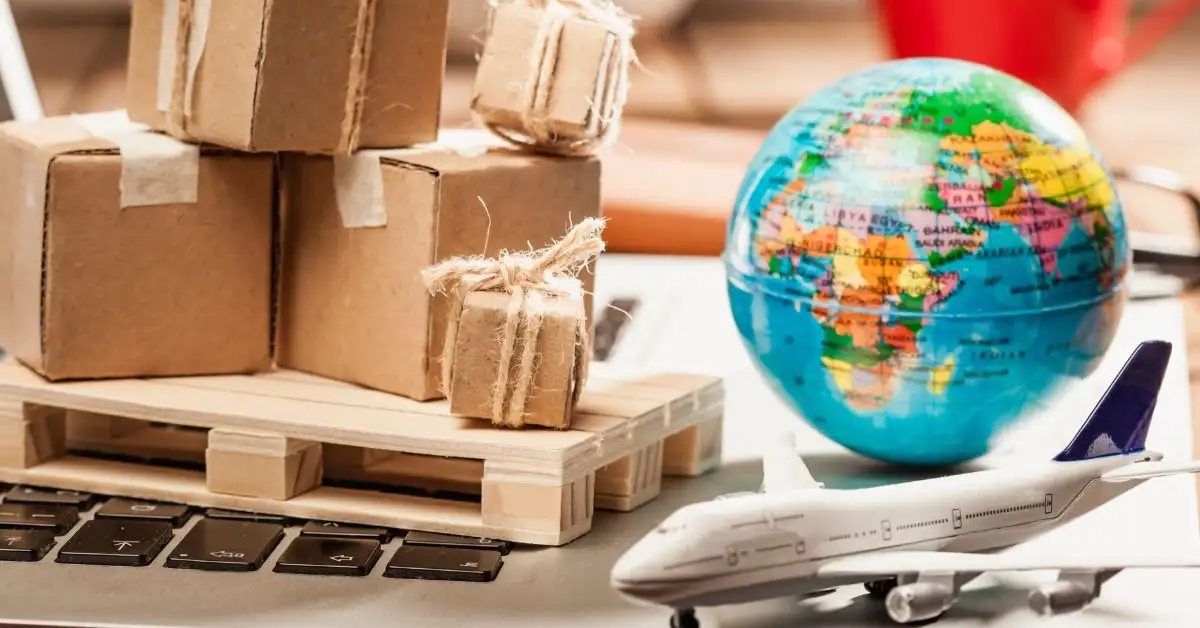 Imagem de pacotes e avião simulando frete courier