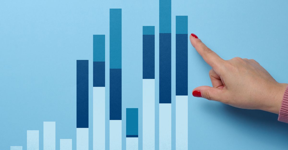 Mulher aponta para gráfico de projeção de vendas